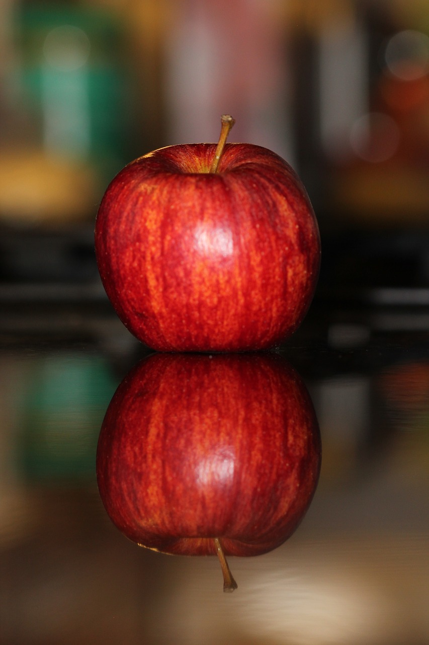 apple red reflection free photo