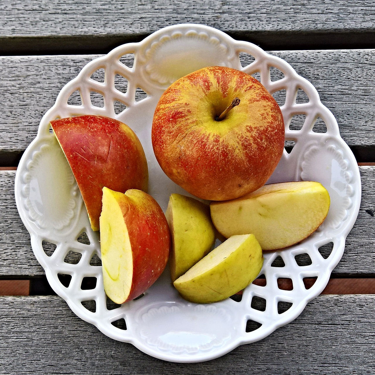 apple fruit cut free photo