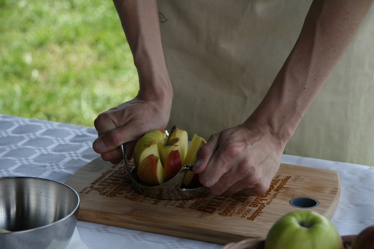 apple slicing apples autumn free photo