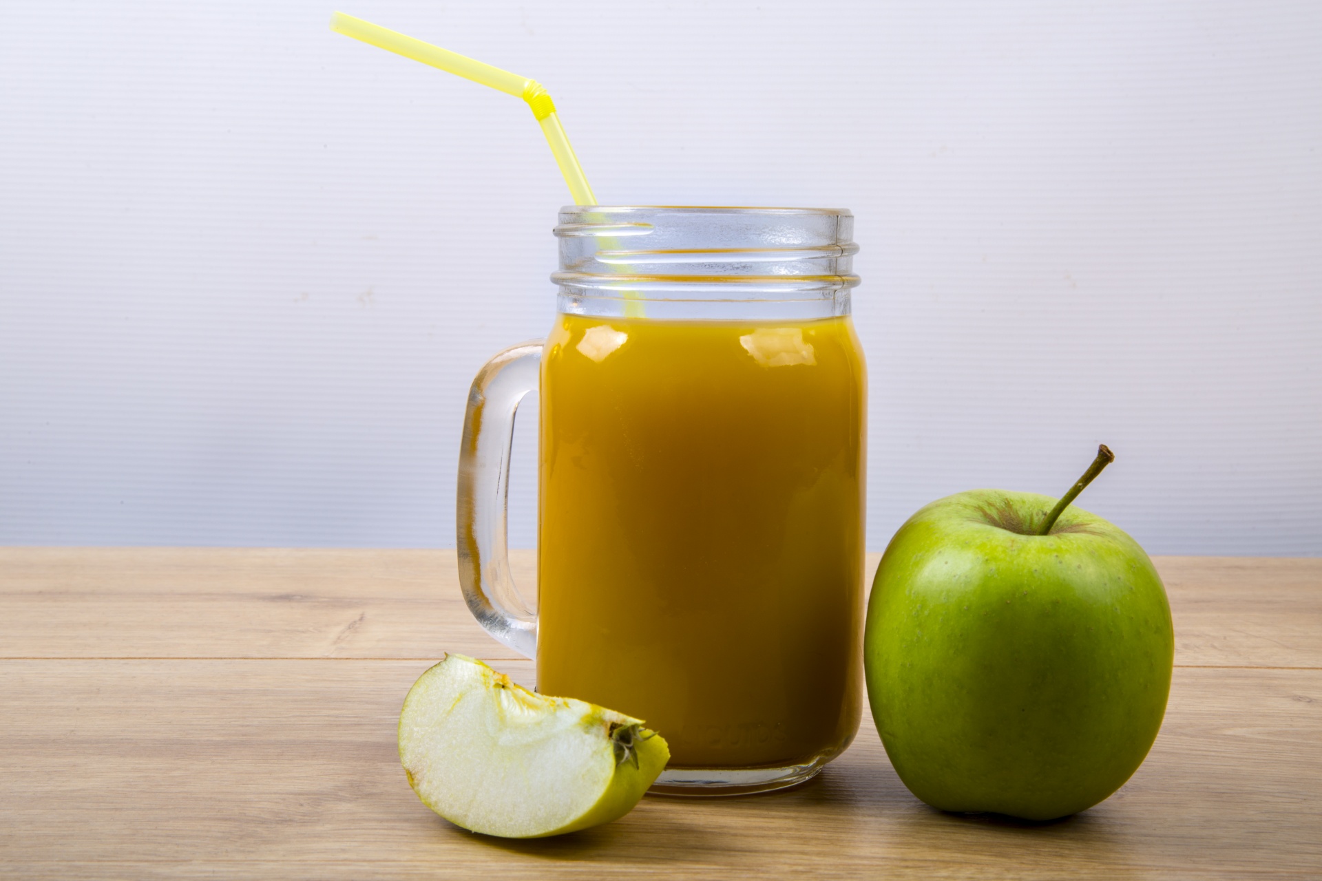 Свежевыжатый сок яблоко. Apple Juice — яблочный сок. Яблочный сок в стакане. Сок о! Яблоко. Свежевыжатые соки яблочный.