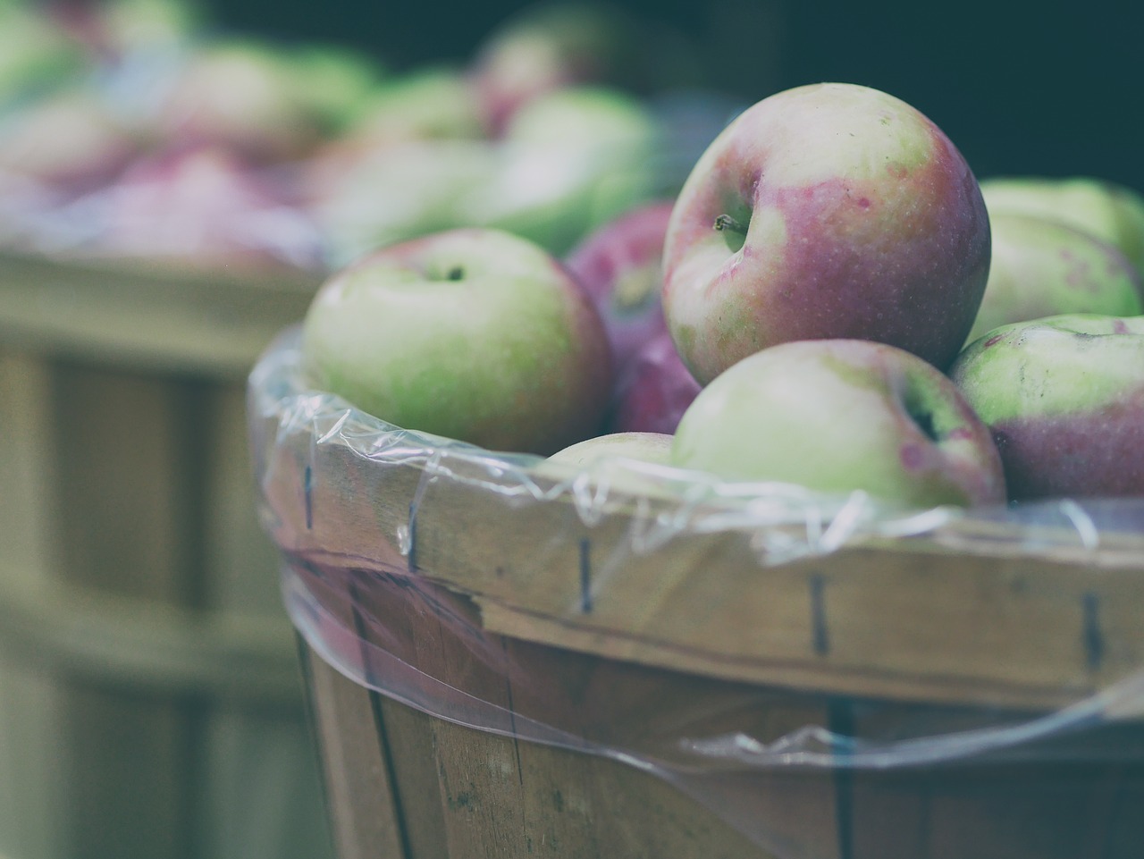 apples basket blur free photo