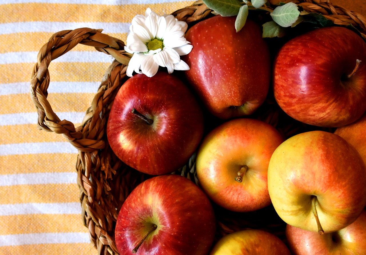 apples  fruit  fruit basket free photo