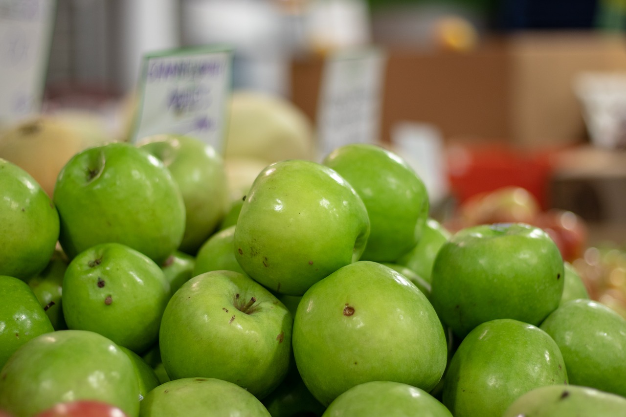 apples  market  green free photo