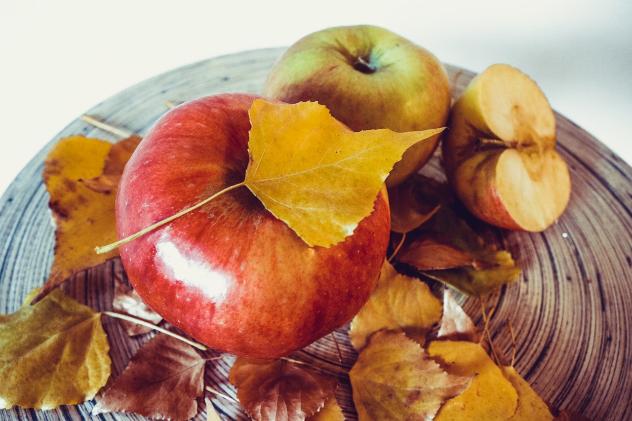 apples autumn leaves free photo