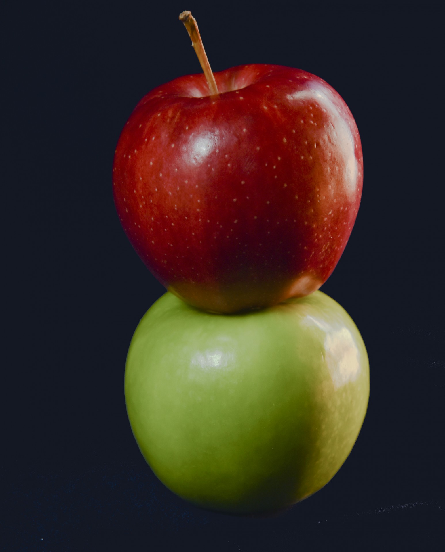 red apple green free photo