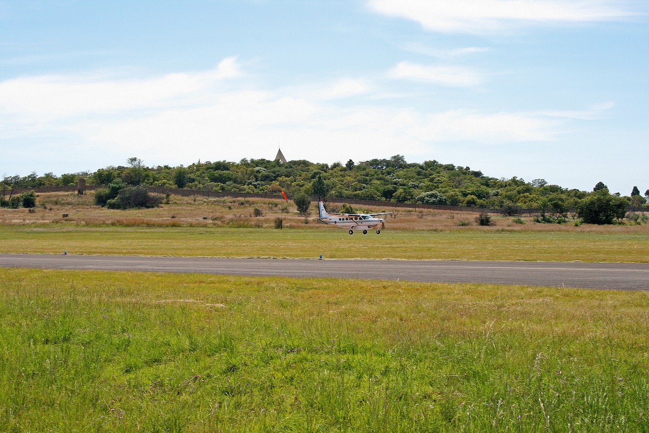 approaching aircraft aircraft cessna caravan free photo