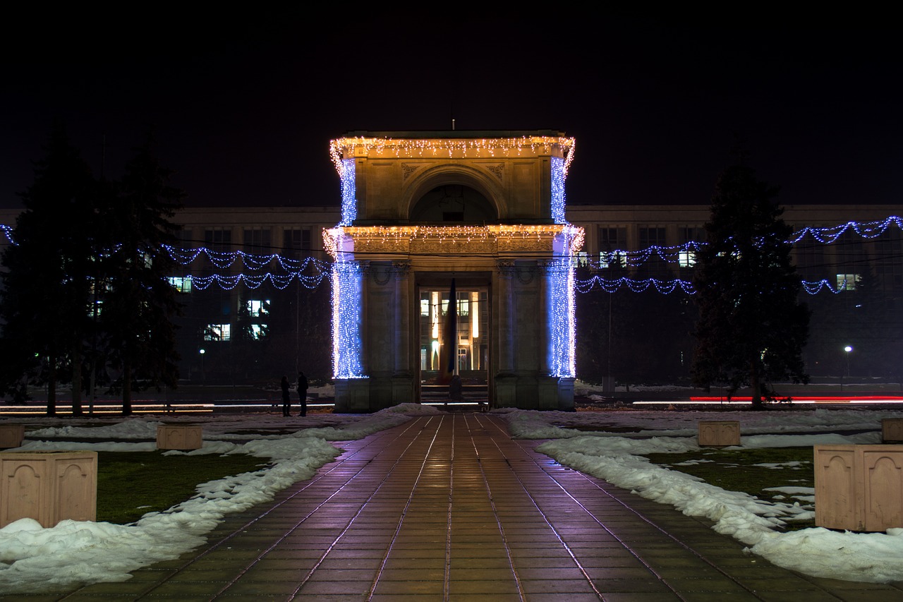 arc de triomphe central square chișinău free photo