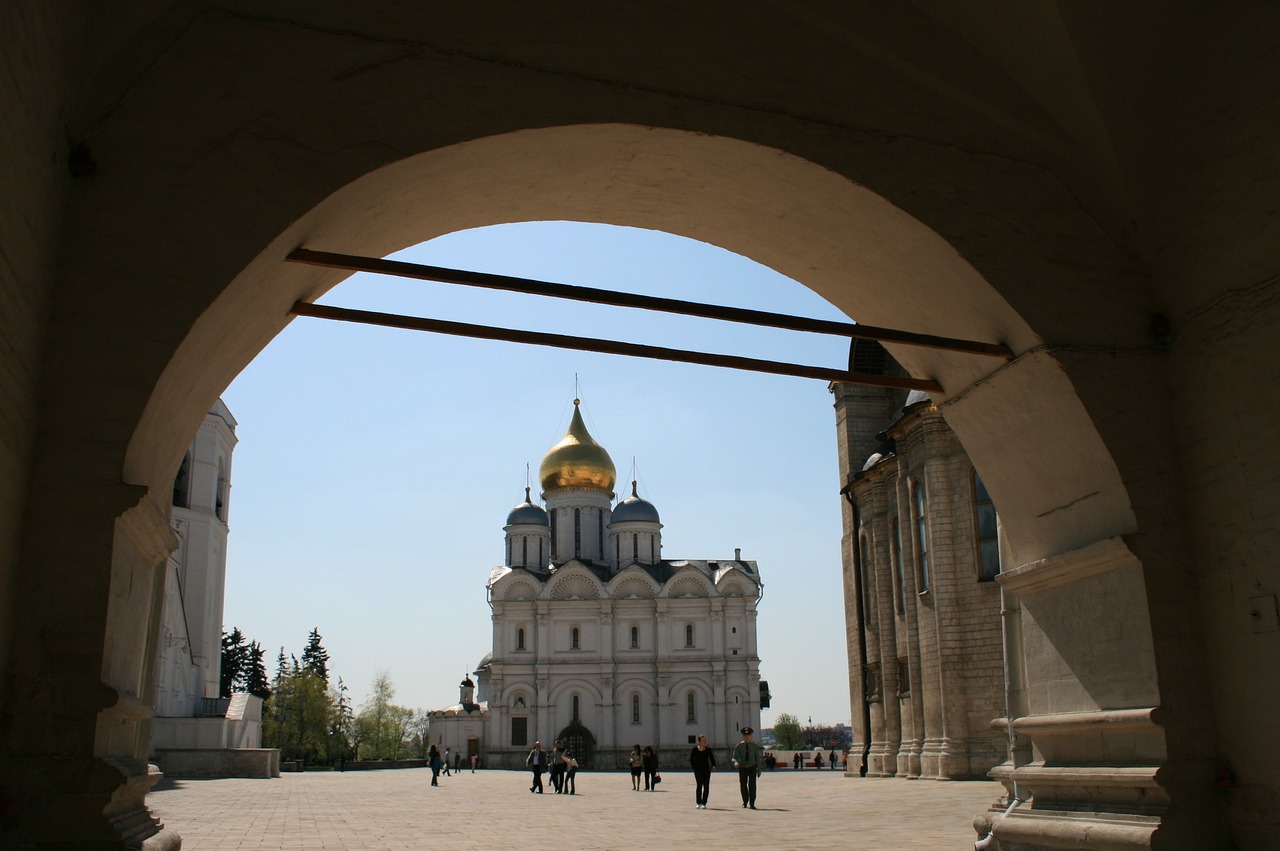 arch entrance kremlin free photo