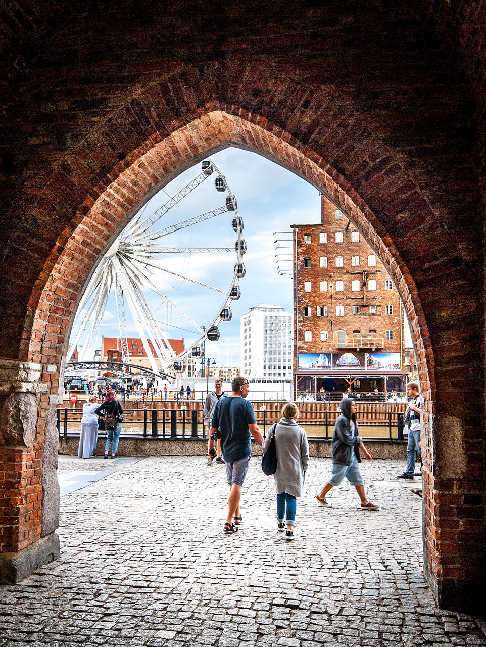 arch  ferris wheel  city free photo