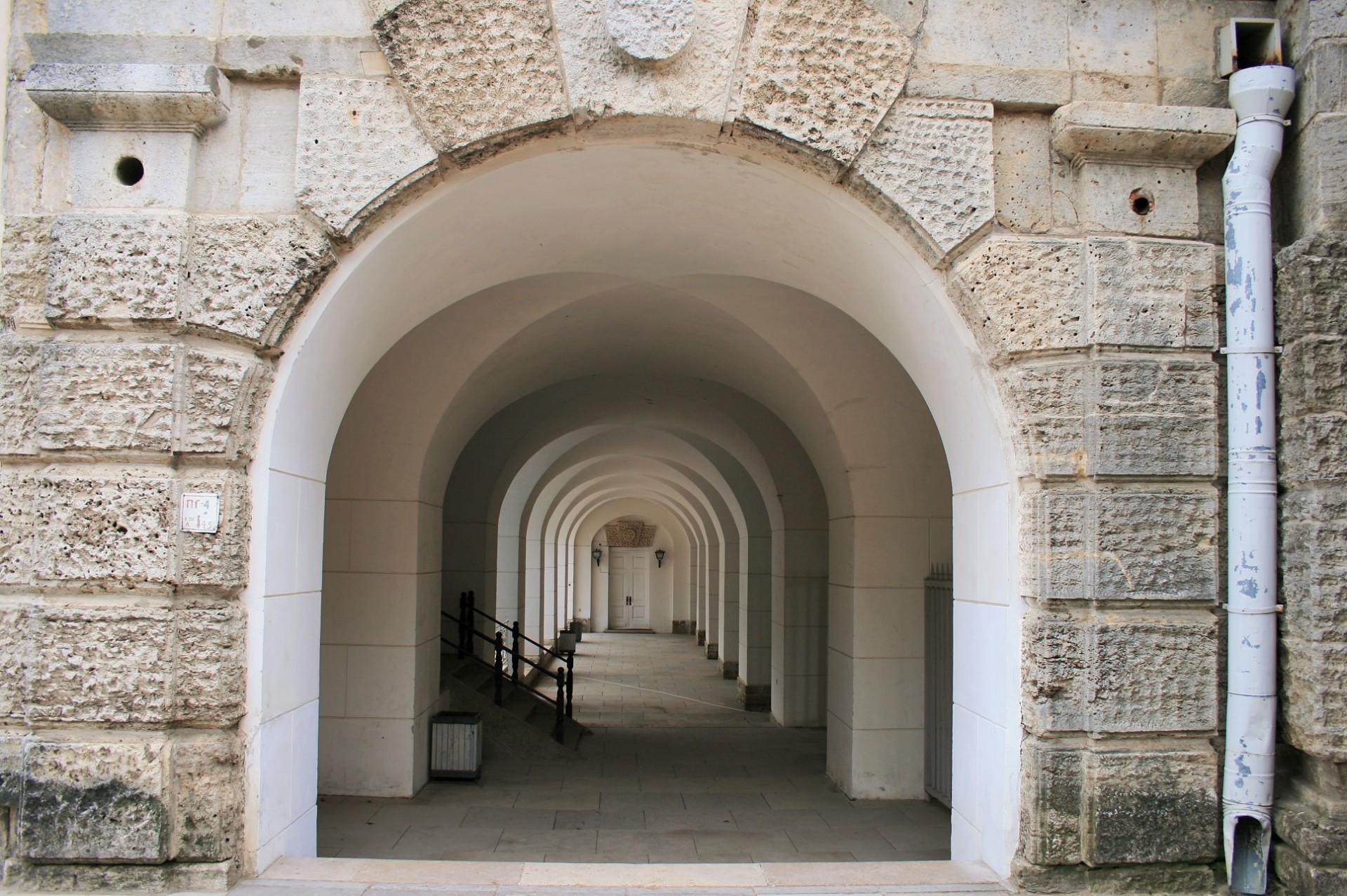 corridor arches reduction free photo