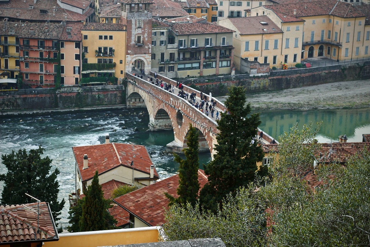 Город на реке в италии. Феррара Италия мост. Золотой мост Италия.
