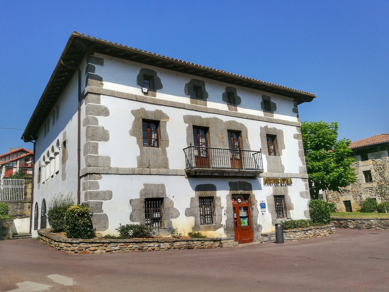 architecture  facade  house free photo