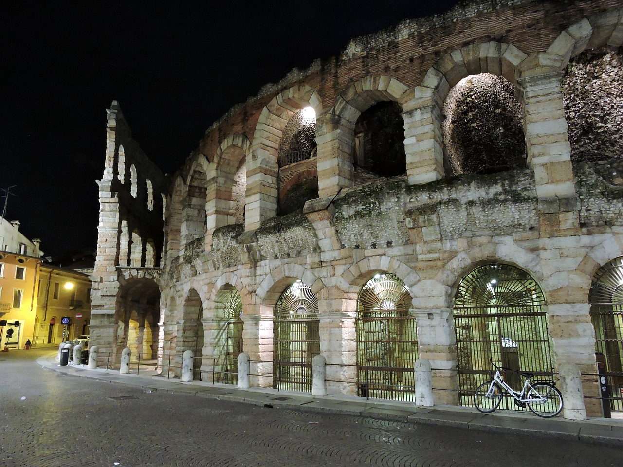 arena verona night free photo