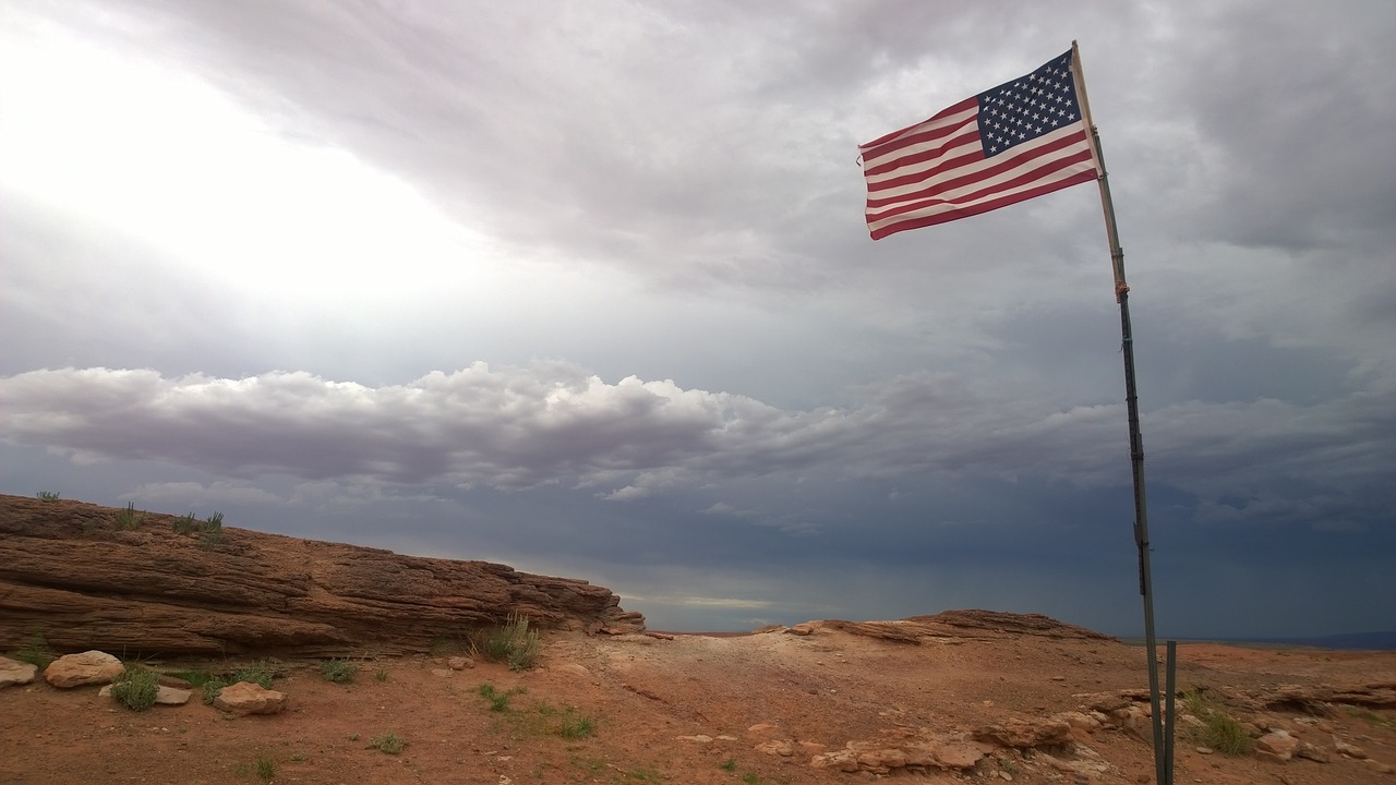 Продолжай американскую. Торнадо флаг США. Флаг шторм. Флаг шторм фото. Флаг шторм z.