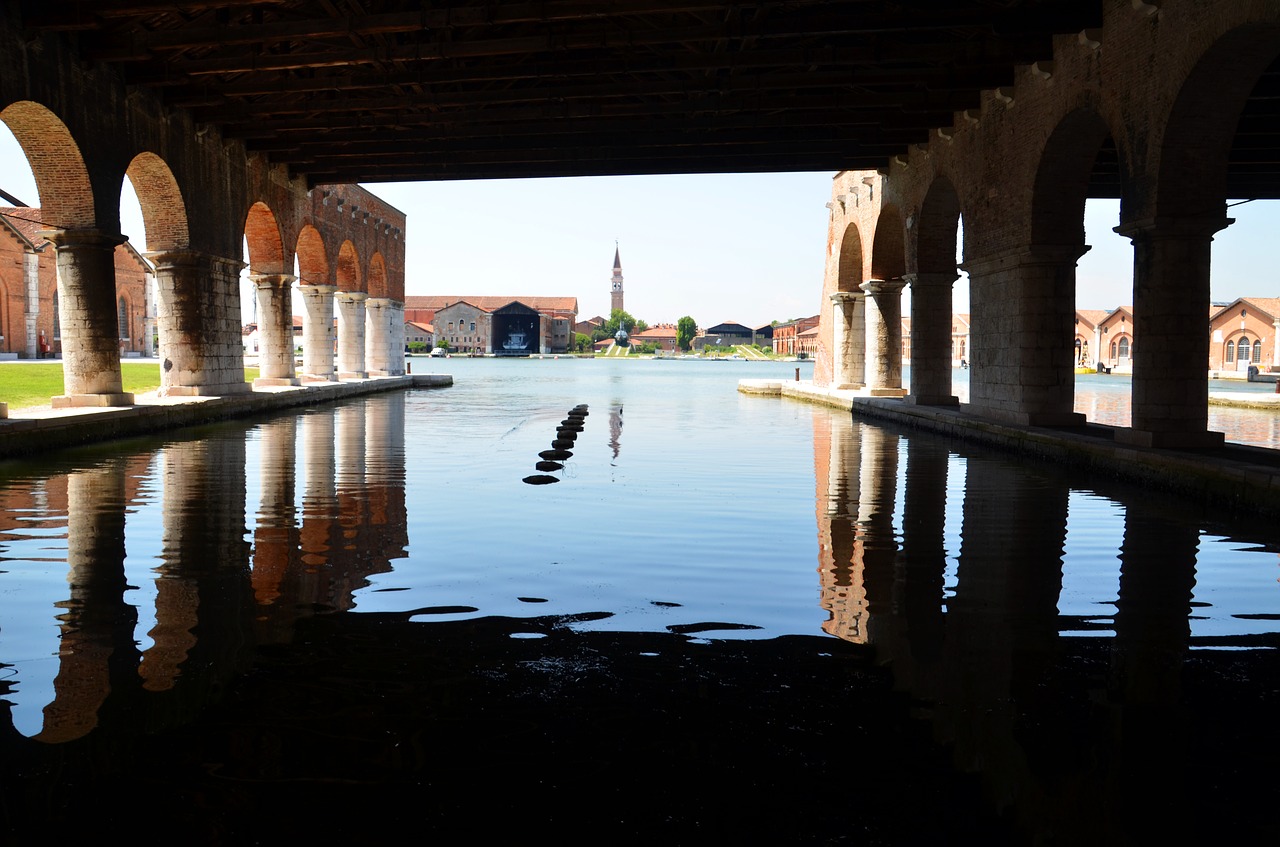 arsenale the ship's hangar columnar free photo