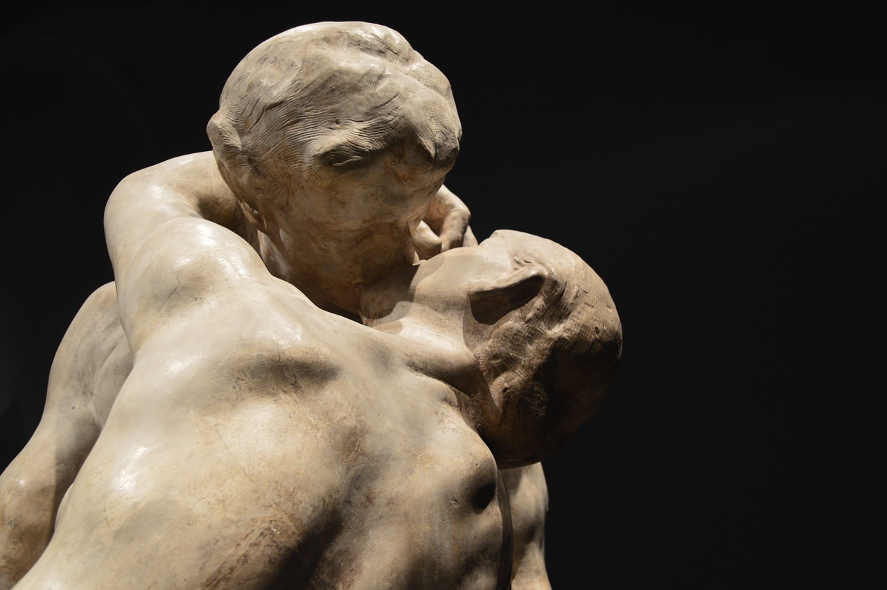 art kiss sculpture free photo