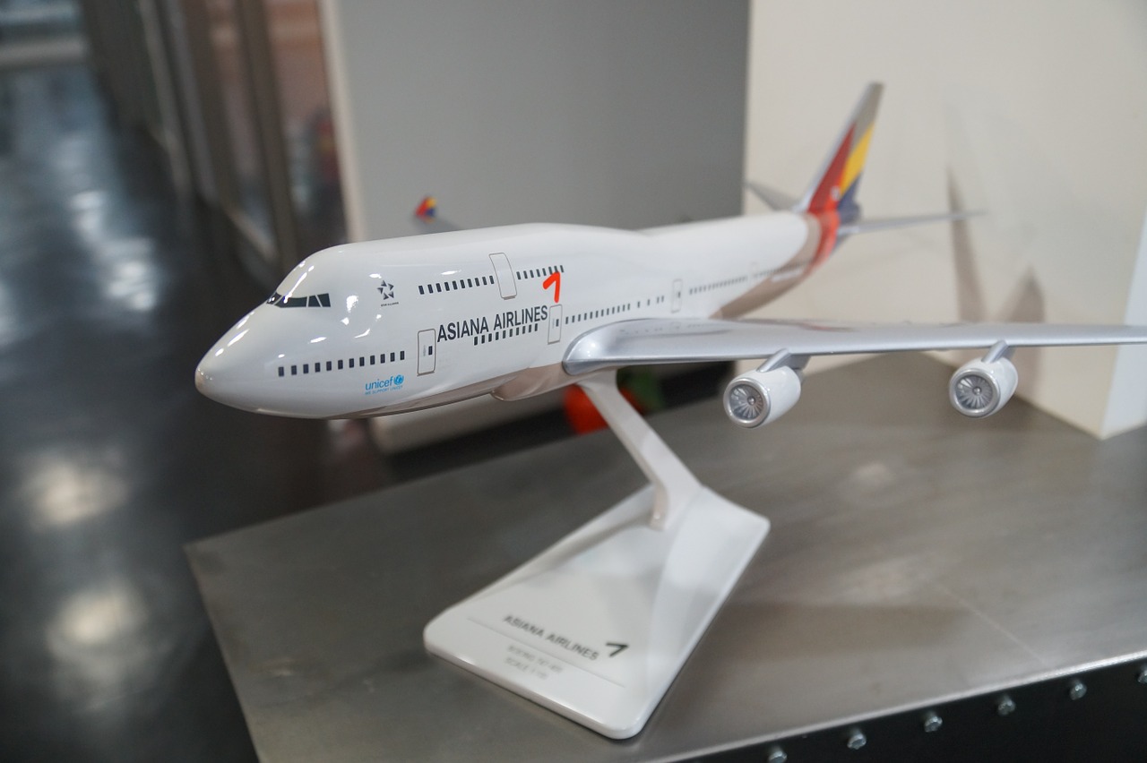 asiana airlines boeing 747 model aircraft free photo