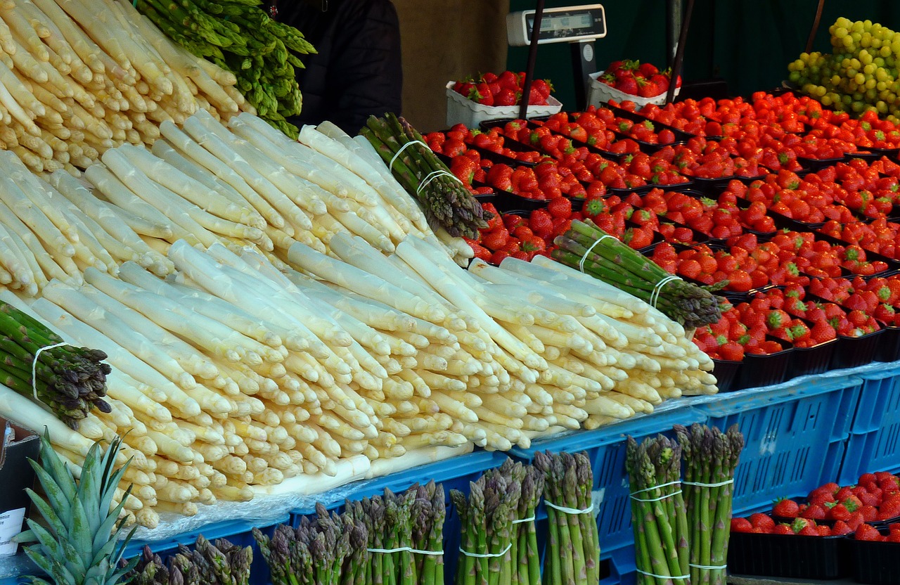 asparagus strawberries vegetarian free photo