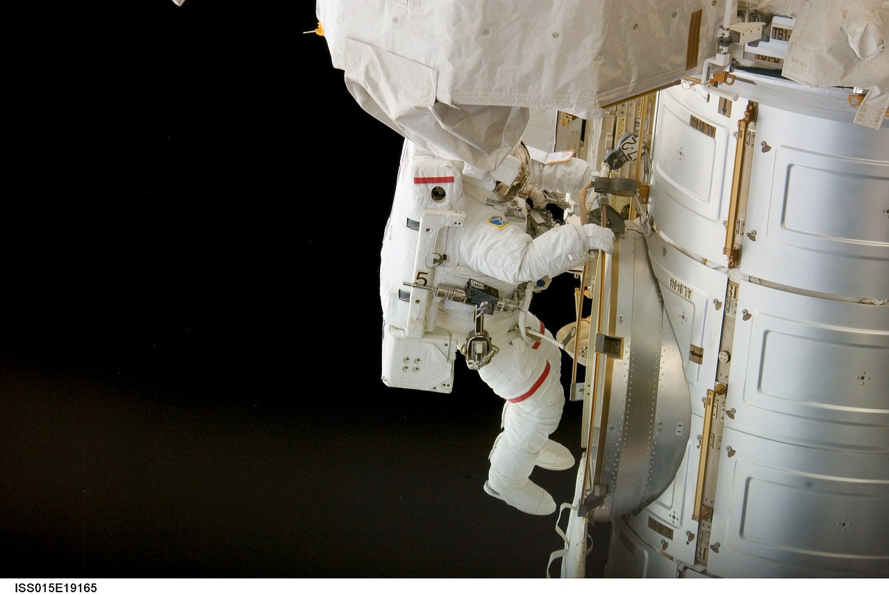 astronaut spacewalk iss free photo