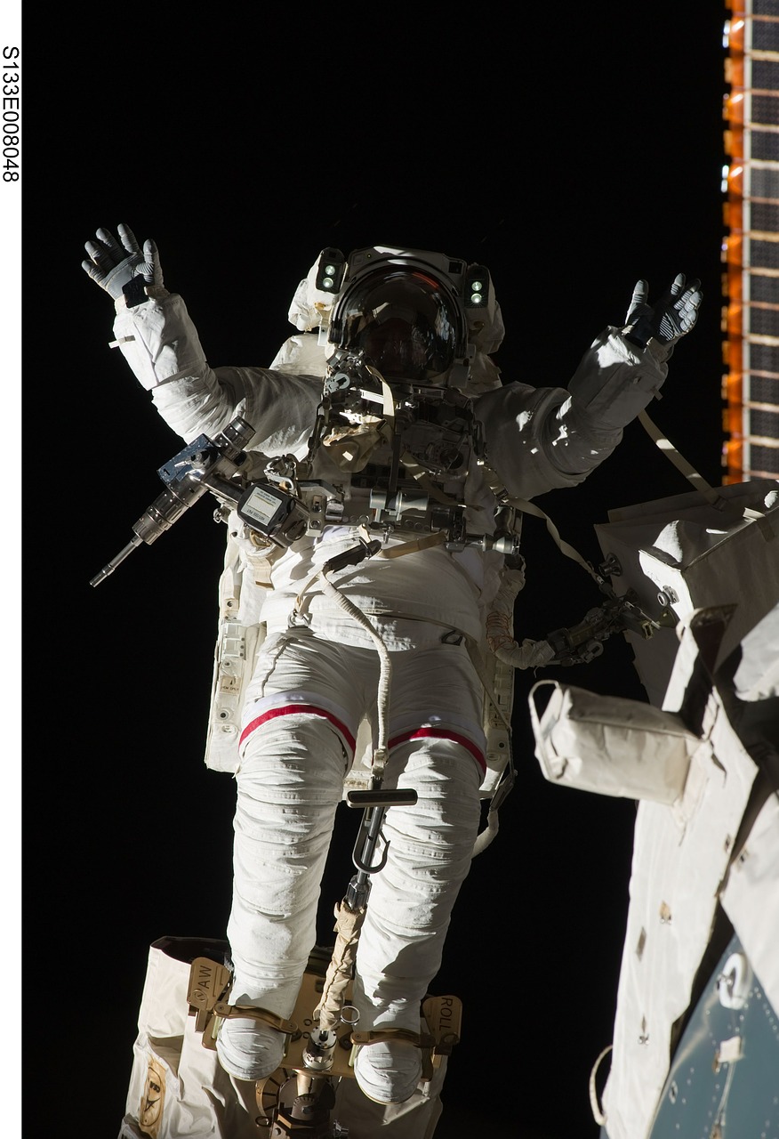 astronaut spacewalk iss free photo