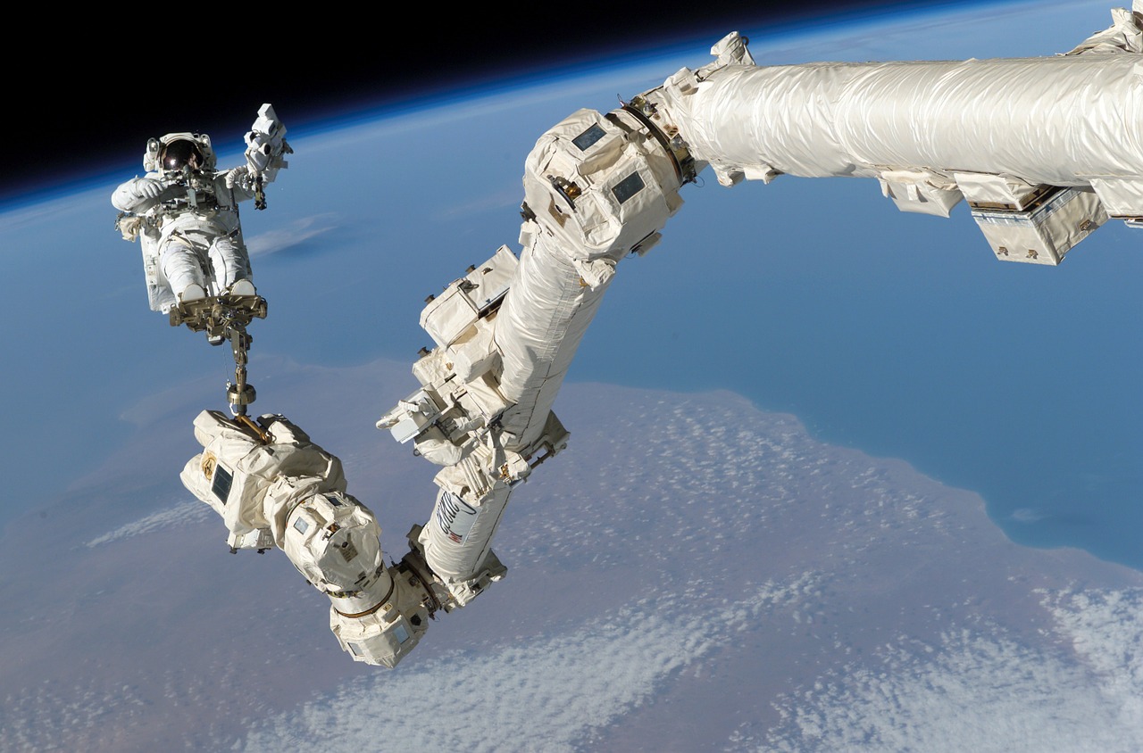 astronaut international space station space walk free photo