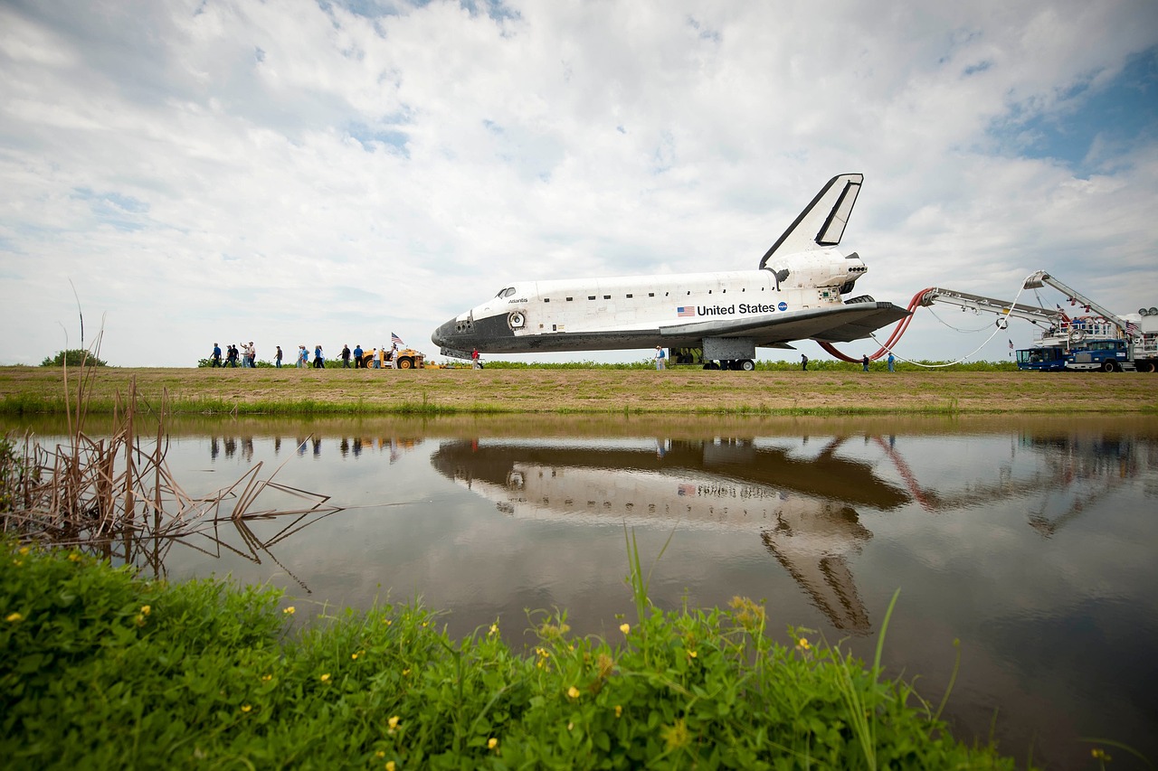 atlantis space shuttle spaceship runway free photo