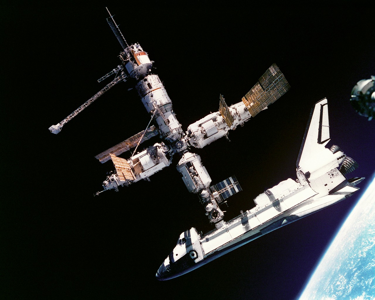 atlantis space shuttle russia space station mir free photo