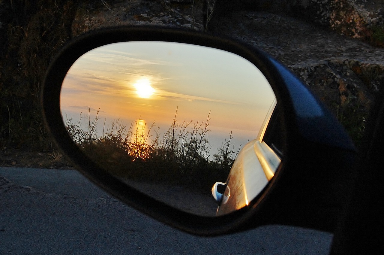 Side mirror. Закат в зеркале машины. Отражение в автомобильном зеркале. Отражение в боковом зеркале. Зеркало заднего.