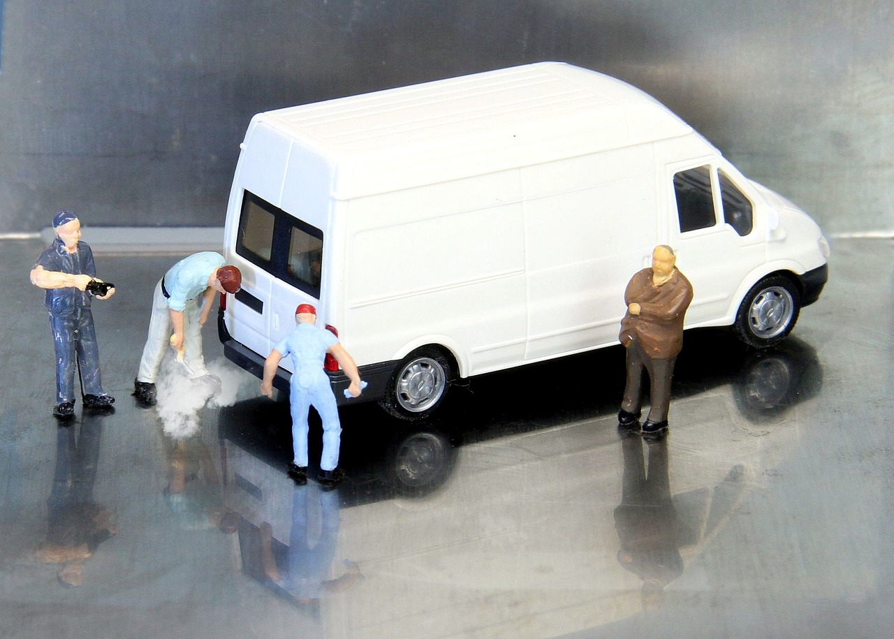 auto  tüv  miniature figures free photo