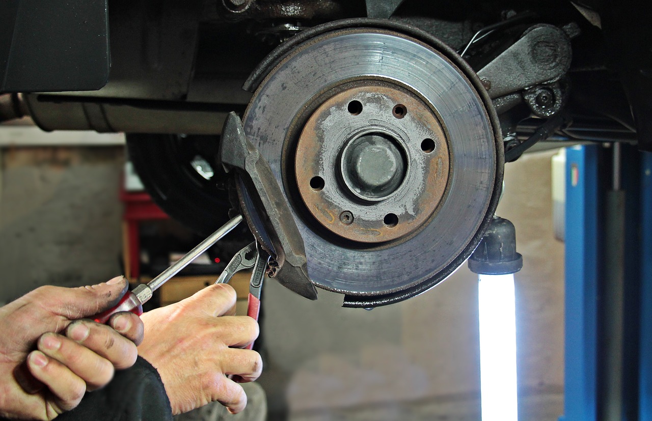 auto repair workshop brake disc free photo
