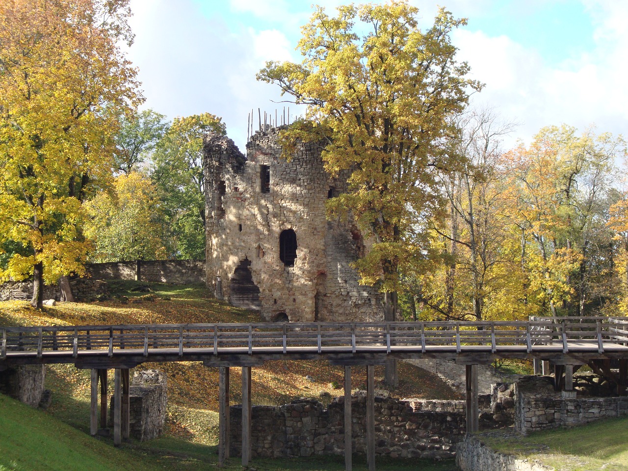 autumn cesis castle latvia free photo