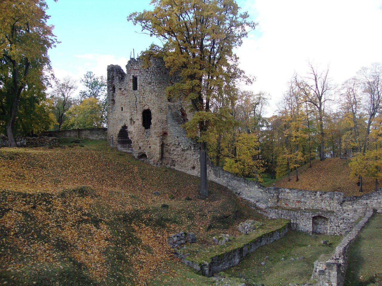 autumn cesis castle latvia free photo