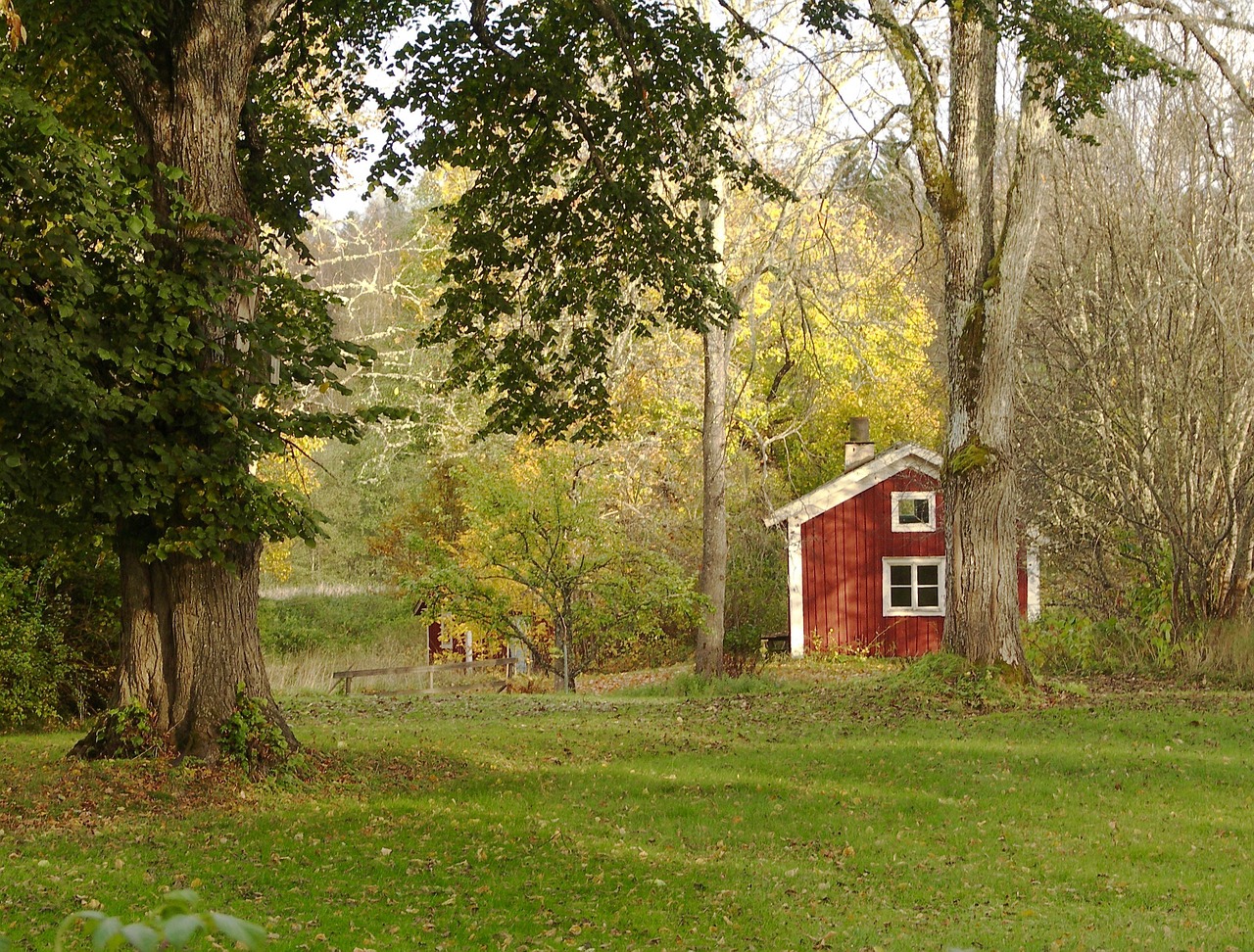 autumn red cottage lawn free photo