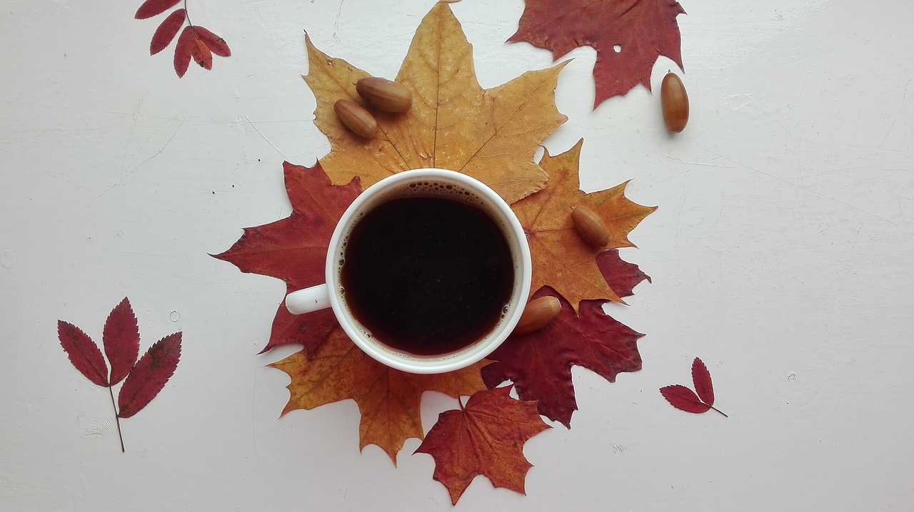 Кружка кофе на фоне осени