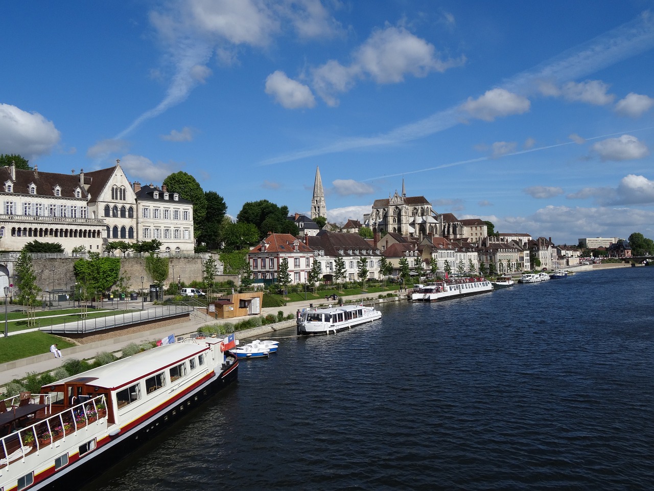 auxerre more weekend free photo