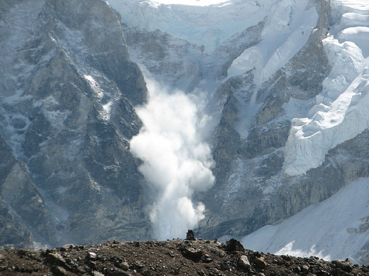 avalanche mount everest snow free photo