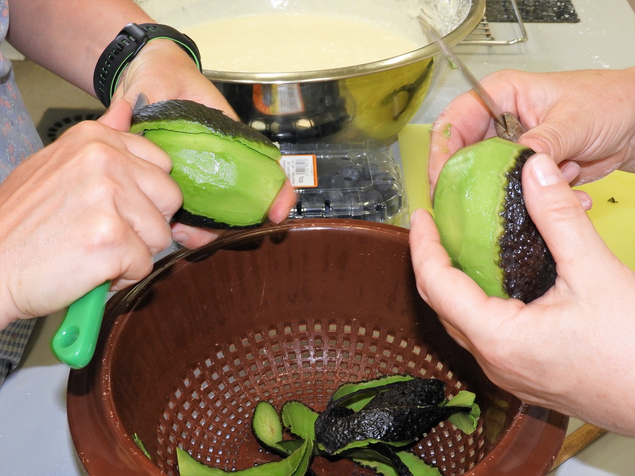 avocado cutting prepare free photo
