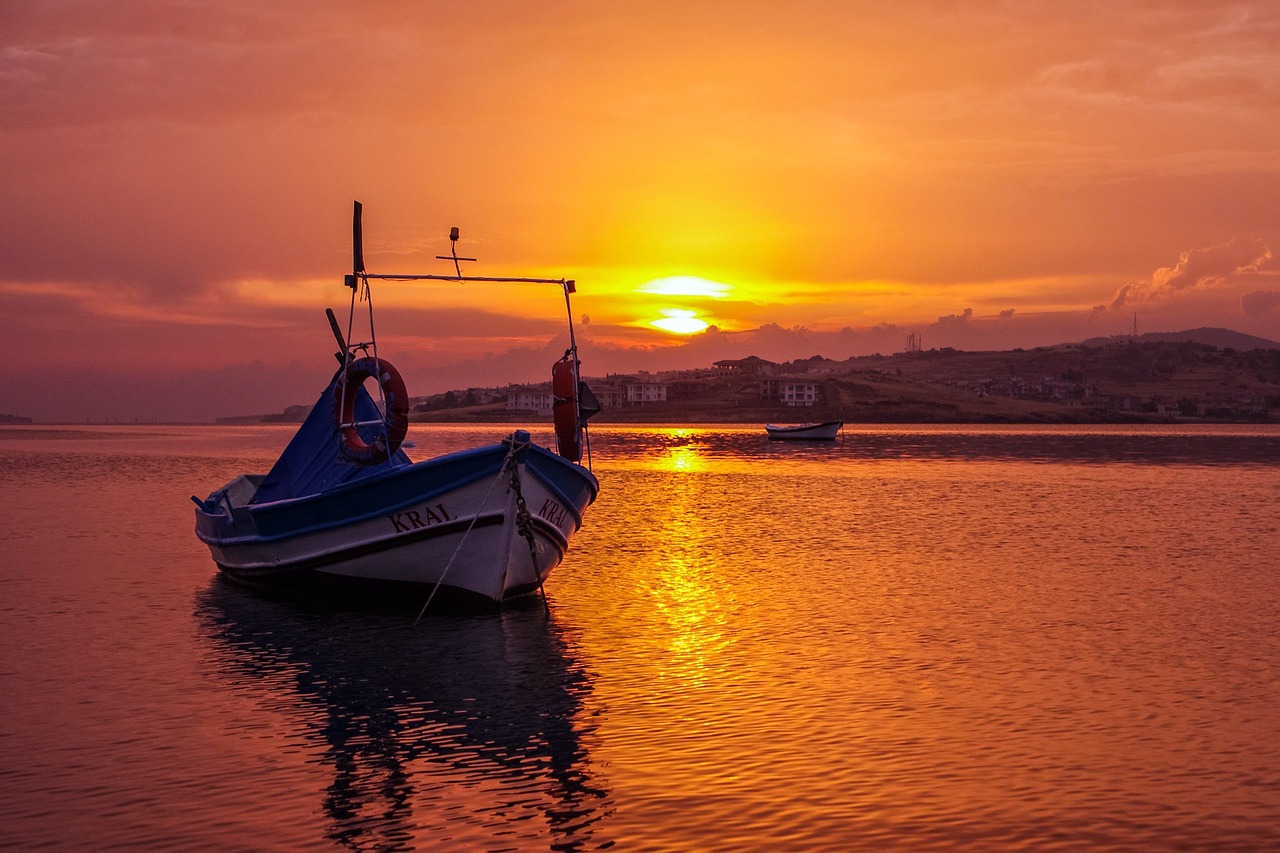 ayvalýk boat sunset free photo