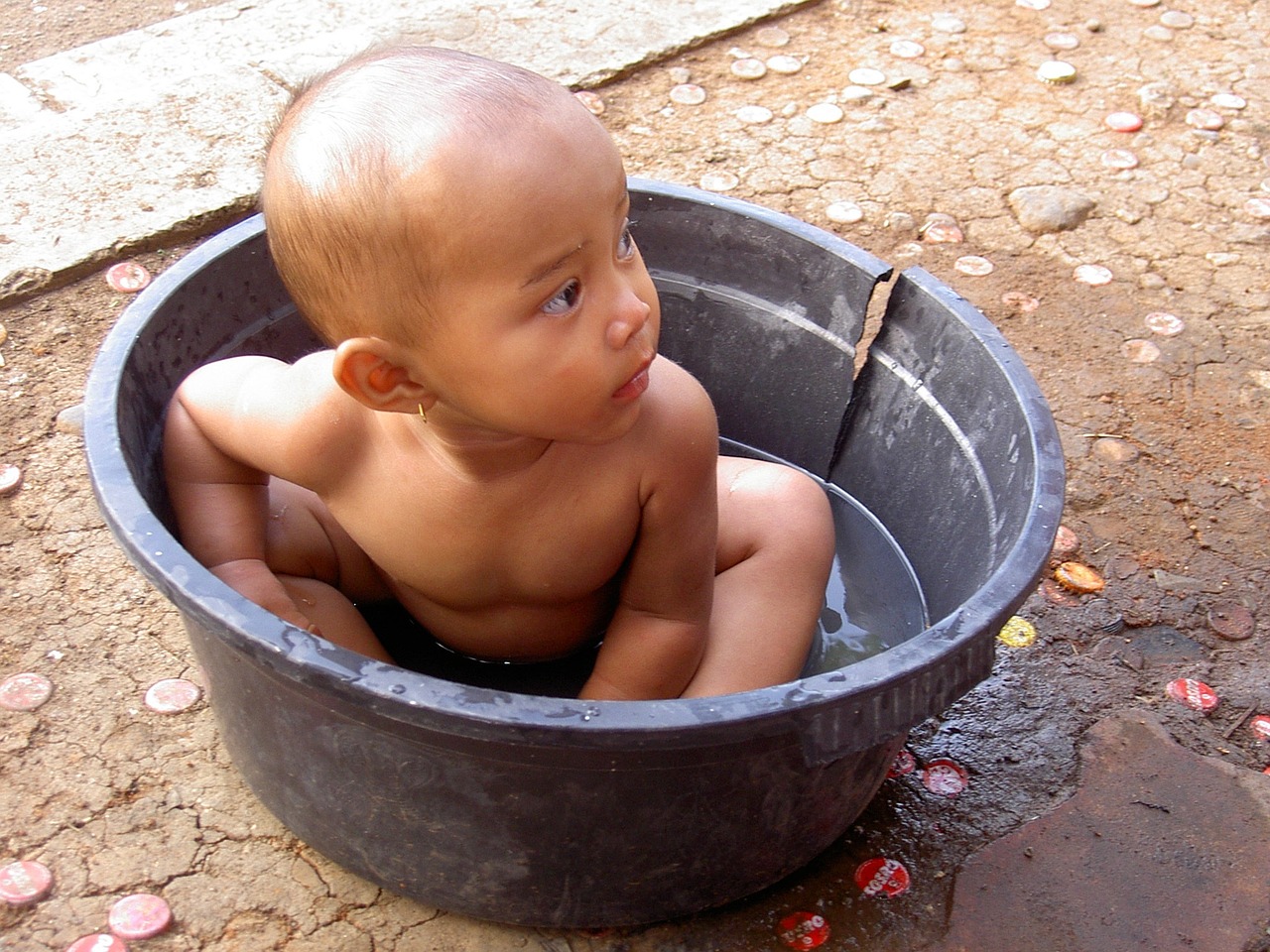 baby indonesia baby bath free photo