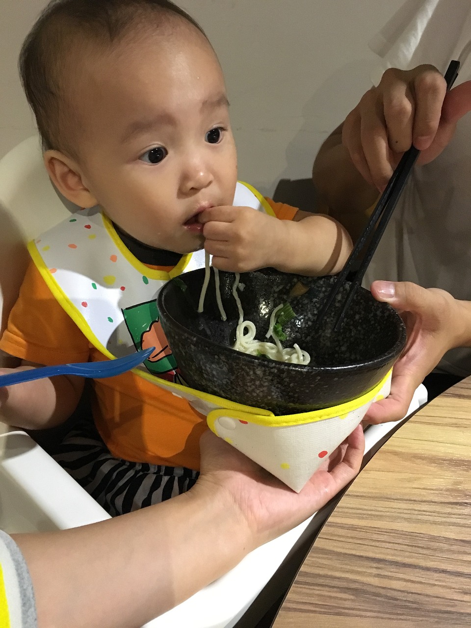 baby eat noodle bib free photo