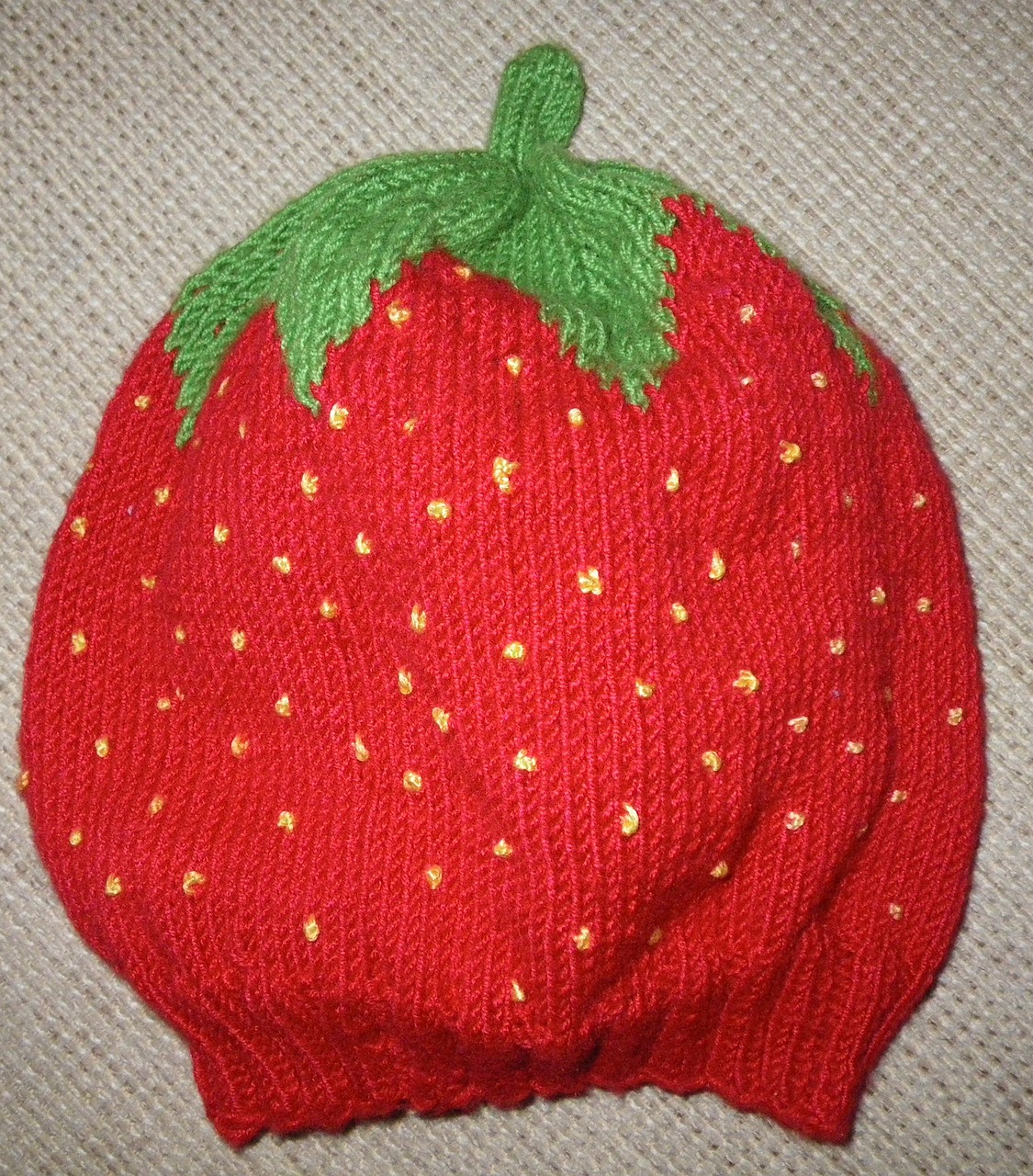 baby erstlingsmütze strawberry hat homemade free photo