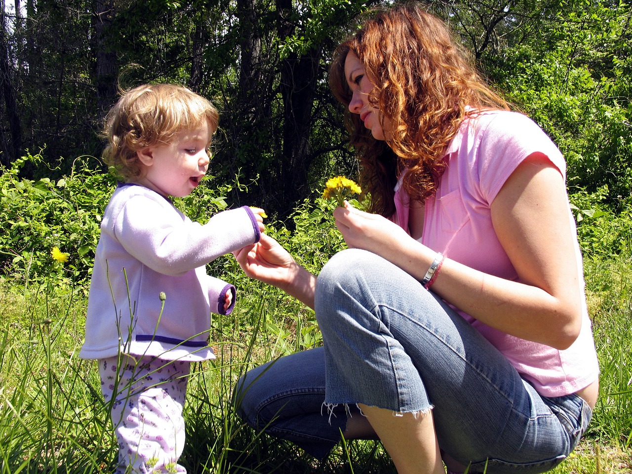 baby dandelion girl free photo