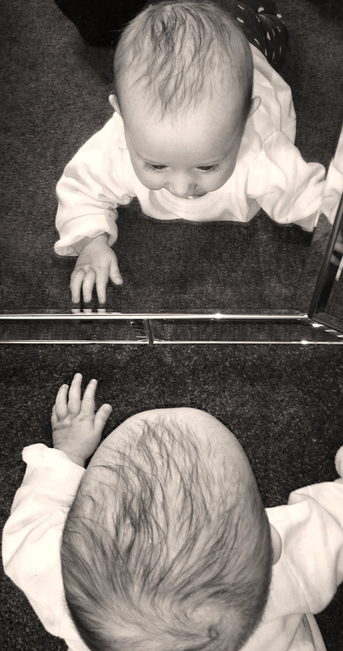 baby mirror to watch free photo