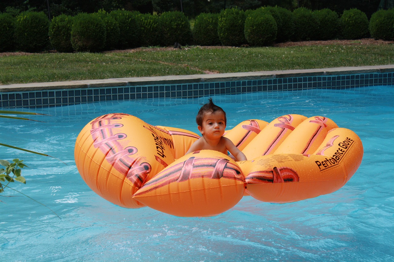 baby mohawk pool free photo