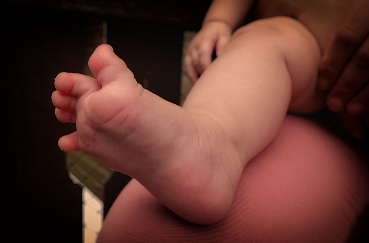 baby foot  feet  cute free photo