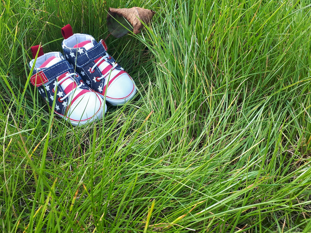 Кроссовки на траве