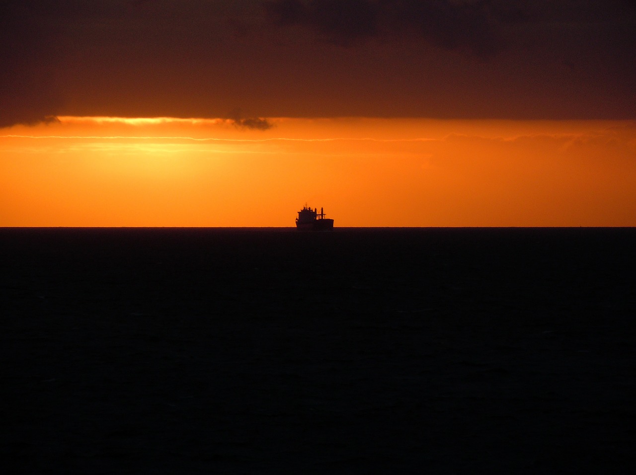 back light sea ship free photo