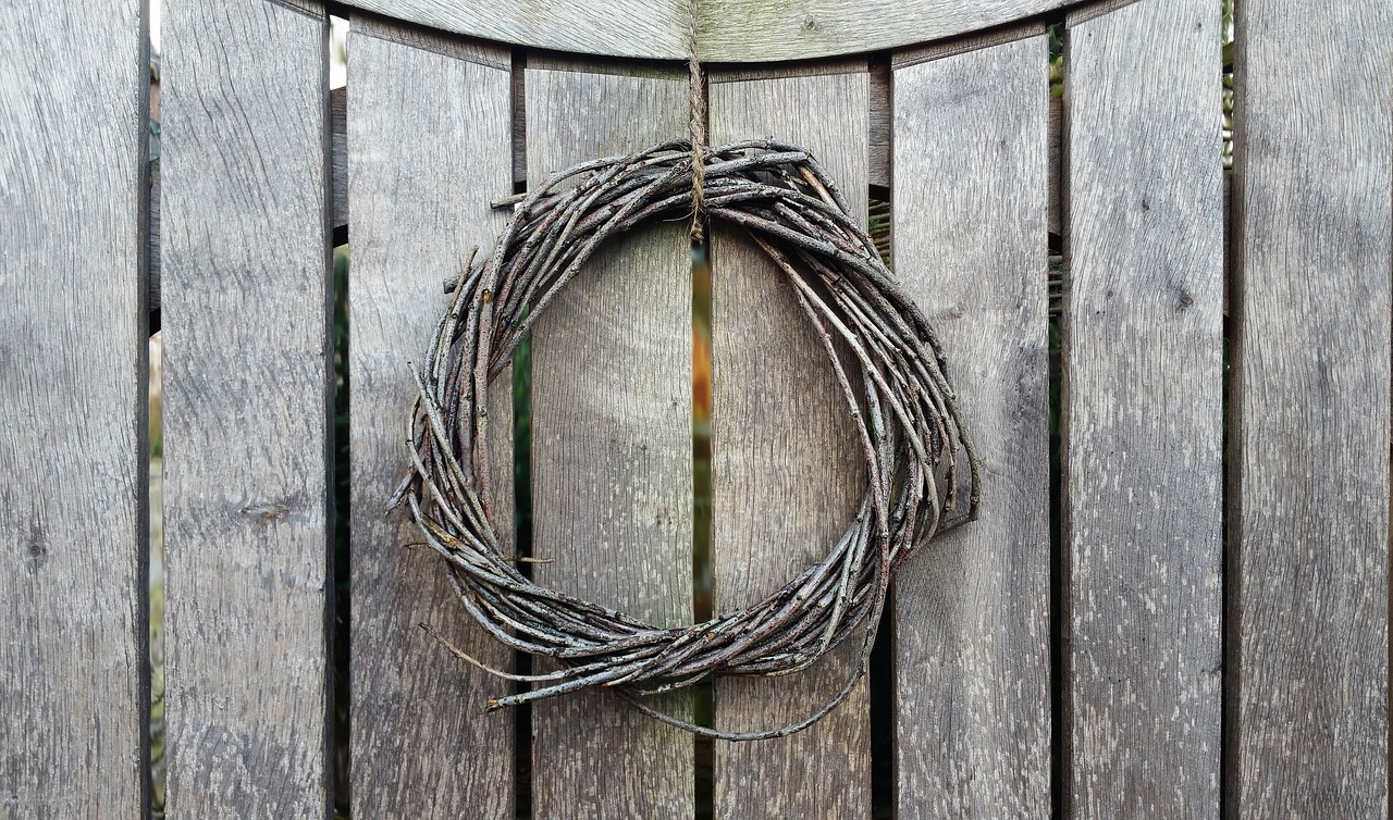 background structural fence wreath free photo