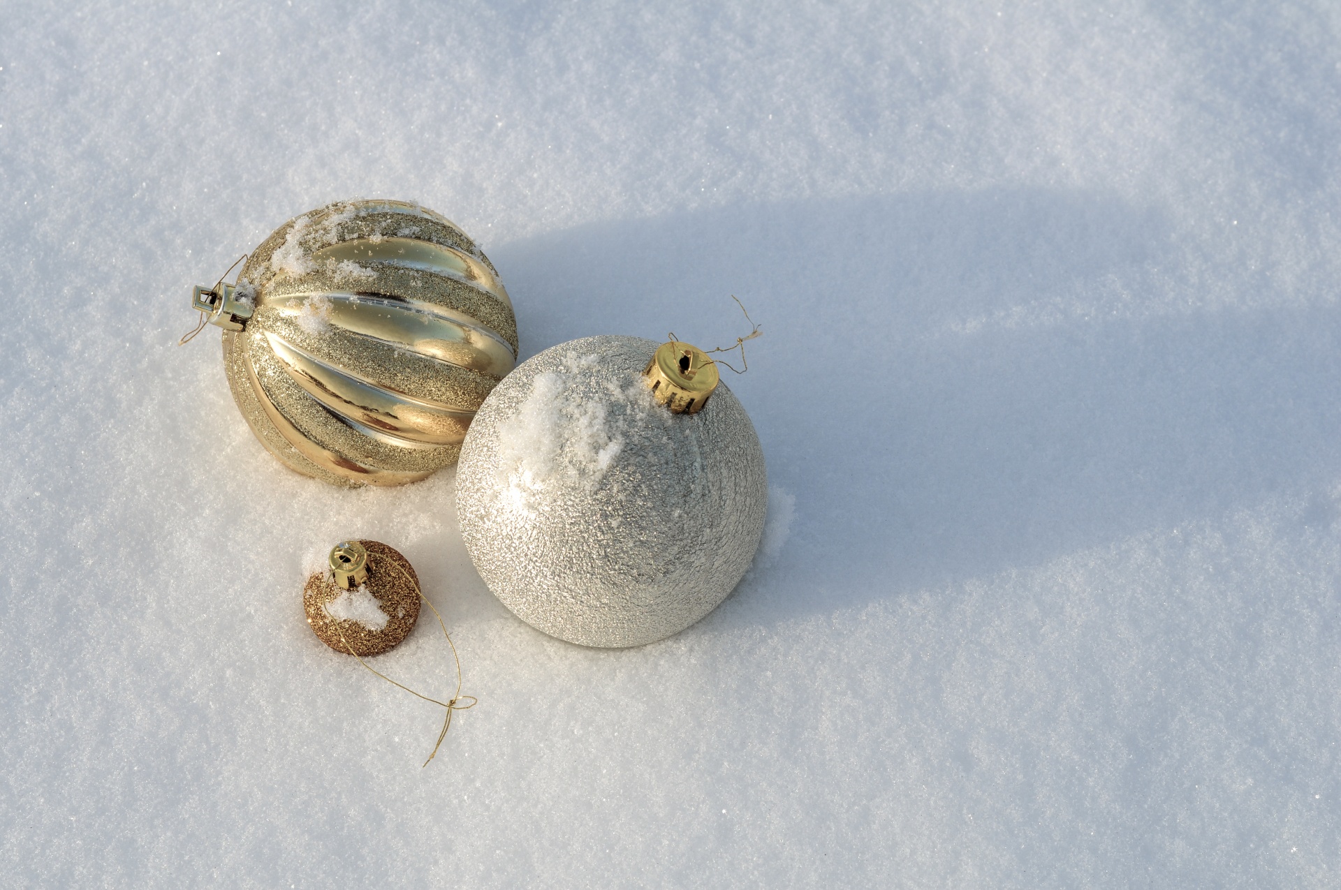 snow background balls free photo