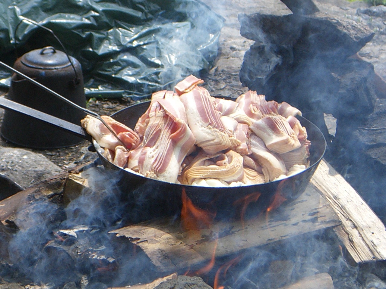 bacon frying pan outdoor free photo
